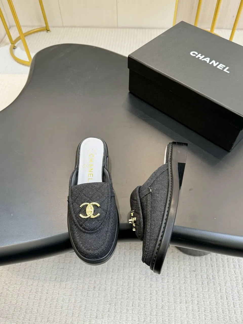 👟👟Ex-factory price 560👟👟 🔥🔥🔥Xiaoxiang official website synchronizes the high version of CHANEL 2025 Chanel top buckle exposed heel shoes, a must-have hot style for early spring, the goddess series, with the elegant and ladylike temperament of the fragrance family, super durable, irresistible, and exciting... ▪️The upper is imported sheepskin ▪️Inside imported sheep lining (same as the original) ▪️Original model opening, genuine leather outsole🇮🇹 ▪️Standard code 35- 41 42 Customized, non-returnable